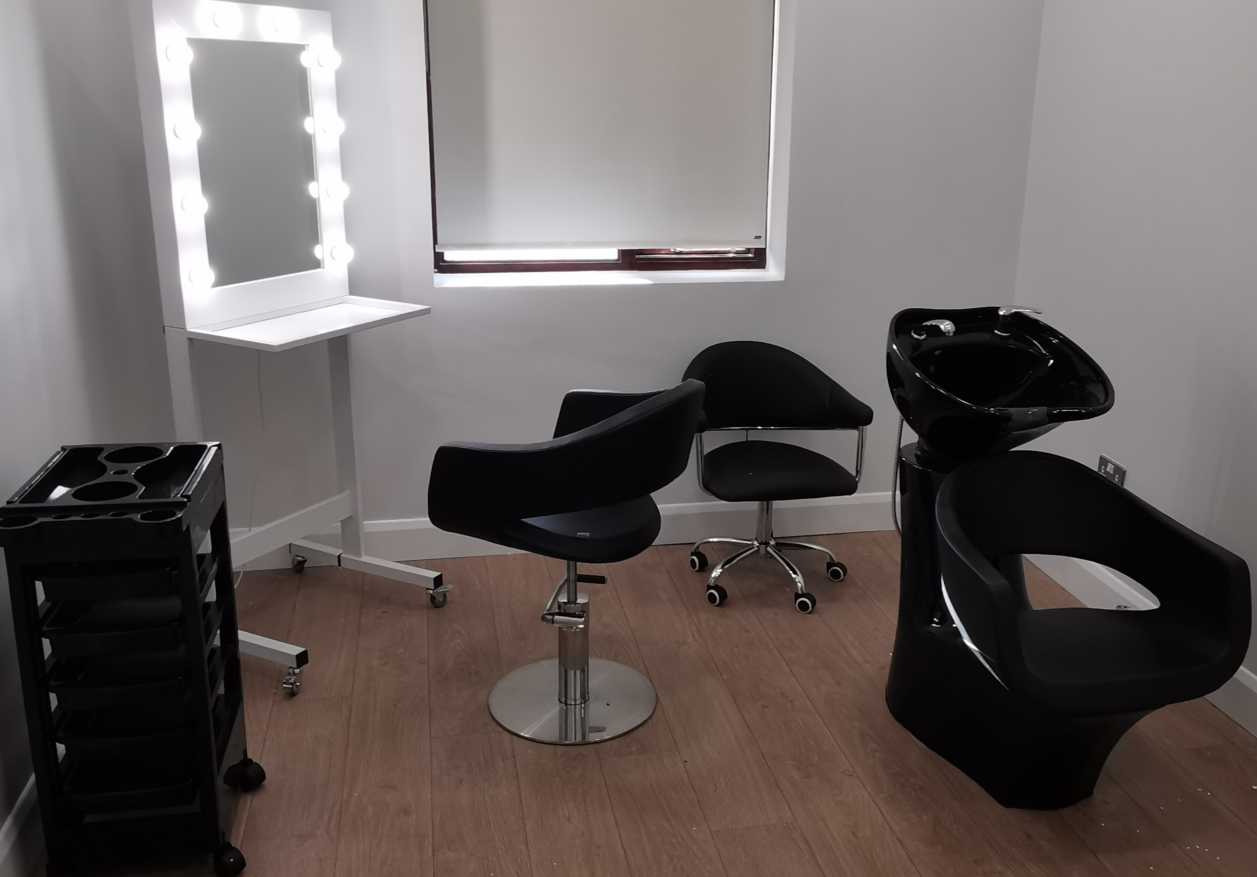Importance Of Professional Makeup Mirrors In A Makeup Salon