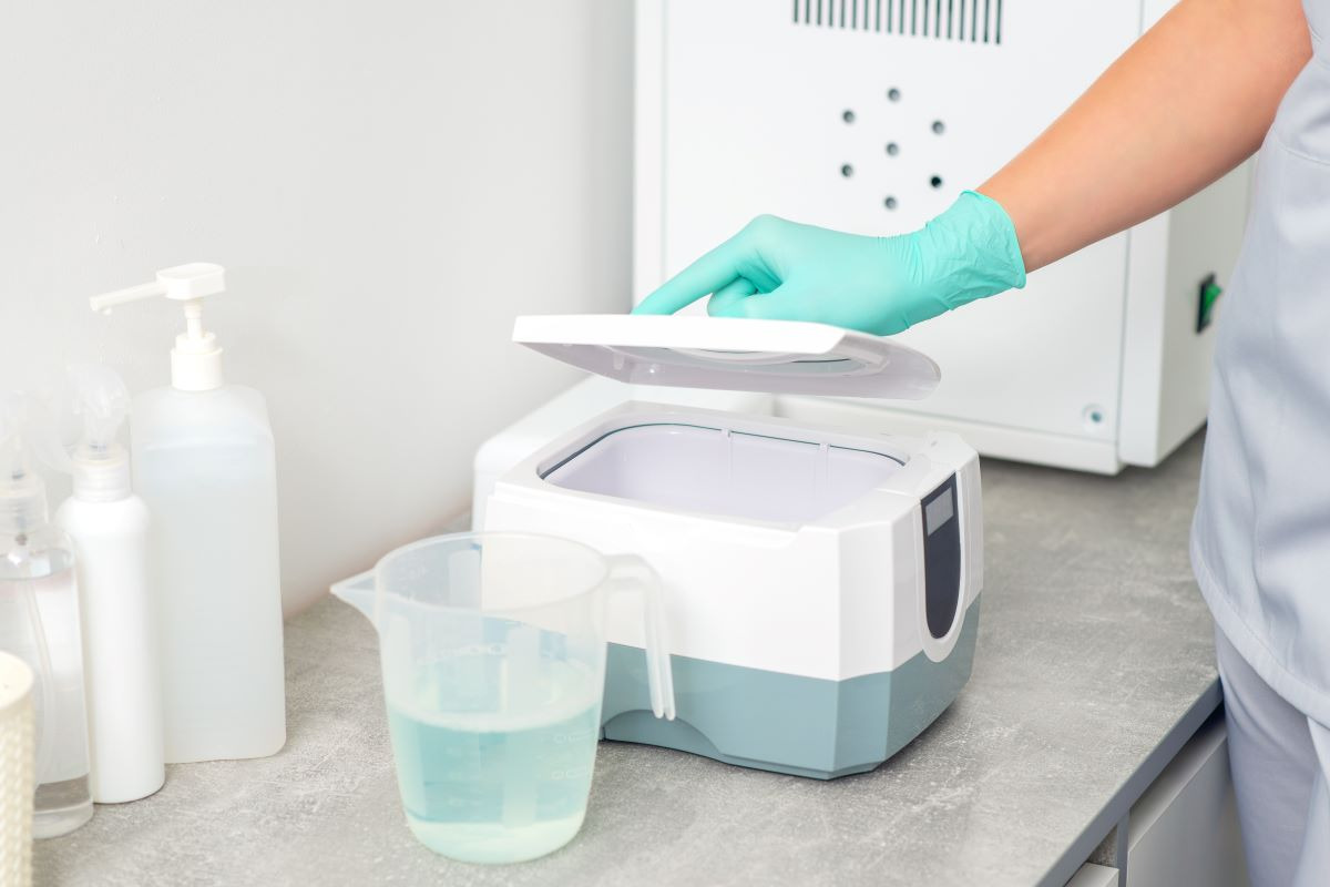 Which ultrasonic cleaner to choose for a beauty salon? What is an ultrasonic cleaner used for and is its use enough to disinfect?